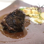 レ ジョイエ - 和牛ほほ肉、赤ワインソース、ニョッキ、ブチ玉葱添え