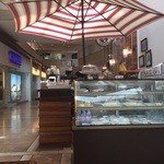 Cafe de Sirena - エスカレーターの隣
