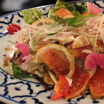 ASIA-TEI Trang Tron - サーモンのカルパッチョ　ヌクチャムソースで（薄切りレモン＆ソースの組み合わせが最高）