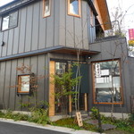 もりいろ - そば屋の外観も、黒いのが流行り　？。2015．12.29