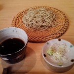 もりいろ - 二色のそばの量は、普通の半分くらい
