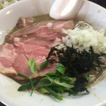 麺処 晴 - 濃厚チャーシュー増しとネギトッピング