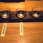 居酒屋 かまどか - 飲み比べセット（獺祭 等外、作 穂乃智 純米酒、五凜 純米酒）(^_^)
普通に頼むよりお得な感じなので頼んでみました‼️
比べて飲むと「獺祭 等外」はスッキリしすぎて物足りない感じです。
笑笑のプレミアム飲み放題ではとても美味しく飲むのですが…