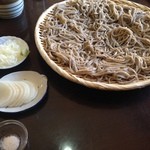 ふる里 - ふる里そば（５合）1800円。３〜４人前です。お新香もおいしい！