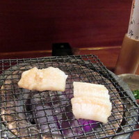 銀平 北新地店 - 炭火でじっくりと炙ります。