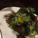 Le Bistro Montmartre - サラダ。ほどよい量のドレッシングと野菜がよく混ざっていました。