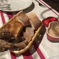 ビストロモンマルトル - パン。あまりにおいしいのでどこで作っているかと思ったら自家製。