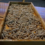 あらきそば - うす毛利・・秋田杉の板に盛られています。