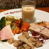  ラ･ベットラ･ダ･オチアイ イケブクロ - 前菜盛り合わせ　結構いいです。安納芋ヴィシソワーズ、ブロッコリアーリオオーリオ、ラタトゥイユ、テリーヌ、鹿児島豚の厚切りハム、カンパチカルパッツィオいくら和え、キノコバター炒め、キッシュ的な卵など。