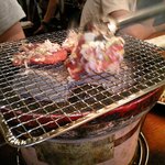 亀戸ホルモン - こんな感じで焼きます