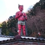 鬼びっくり饅頭本舗 - 店舗屋根の赤鬼 2016年1月