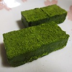 辻利兵衛本店 - うじ抹茶生ちょこれーと。濃茶に使用する上質な宇治抹茶を生クリームと濃厚なホワイトチョコレートに煉り込み、仕上げに京都伏見の純米吟醸酒を隠し味として加えてある「生」にこだわった絶品チョコレート。