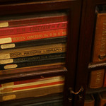 築地 - 色あせた書物。