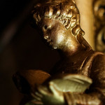 築地 - 妖しい雰囲気を出すブロンズ像。