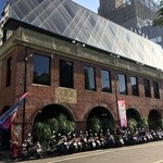 宮原眼科  - 宮原眼科の外観。赤レンガのアーチの向こう側には、アイスクリーム待ちの行列が