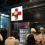 宮原眼科  - アイスを作ったり会計している人たちの制服がナース服のようで独特です。ロゴは赤十字＋梅