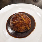 AU GAMIN DE TOKIO table - 熟成肉とフォアグラのパイ包み