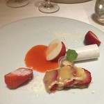 レミニセンス - イチゴのデザートには、ポンレベックとイチゴの温かいパイが入っていてびっくり