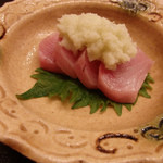 麻布十番 ふくだ - 佐渡寒ブリにすりおろした大根と山葵を載せて。