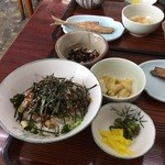 磯料理 魚伝 - 真鶴まご茶ずけ魚伝3年ぶり。1980円。高いが旨い。酷評する投稿があるがこれ位取らなきゃやっていけないのだろう。天日でよく晒してある。鯵開き骨まで食える。独身の経営者で変わっているそうだ。面白い。