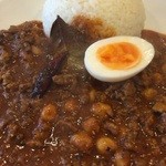 OKANO CURRY - ひよこ豆のスパイシーラム肉キーマカレーセット1050