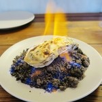 L'Octave Hayato KOBAYASHI - (前菜②)北海道産昆布森牡蠣、銀杏、ポロネギのソテーを岩塩にのせブランディーを掛けて火を入れフランベ