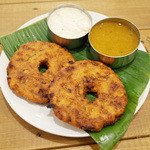 ヴェヌス サウス インディアン ダイニング - オニオンワダ：タマネギ入りウラド豆のドーナツ(500円)