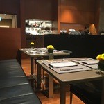 ブルガリ イル・カフェ - 2016年1月　店内　黄色い花がアクセント！