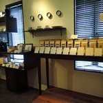 ジムランコーヒー - 店内の窓際には豆と珈琲器具