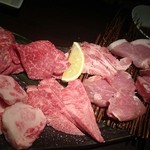 大井町銭場精肉店 - 溶岩焼き８種盛り合わせ