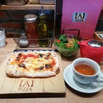 APIZZA - ナスのピッツア税込420円。目の前で生地広げて焼いてこの値段！