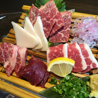 馬桜 銀座通り店 - 馬刺しは角が立って、新鮮だね〜