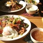 カフェ・キャラバン - 手前…ヘルシードライカレー♪  奥…豆とチキンのさっぱりドライカレー