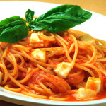 Spaghetti with mozzarella cheese and basil tomato flavor