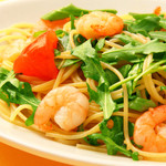 Spaghetti with salty shrimp and arugula