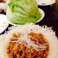 萬珍樓 本店 - 鶉肉炒めのレタス包