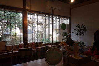 Funatoto - 奥のお庭が見えるカフェスペース。