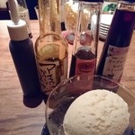 シャンパン&醤油バー フルートフルート - 【2016/1月】デザート用醤油の４種は、左から
      「チョコの入った醤油」「アイスにかける醤油」「パンにかける醤油」「ヨーグルトにかける醤油」。