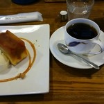 Kashin - 焼きリンゴのケーキとコーヒー  750円だったかな？