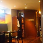 香炉 - オープンキッチンですが・・テーブル席は落ち付き