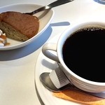 ドラゴンカフェ - ランチに付くケーキとコーヒー