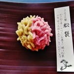 虎屋菓寮 - 『季節の羊羹（松襲）』!(まつがさね)！緑は松葉、紫は木陰を表しているかさね色の羊羹(きんとん製)～♪(^o^)丿