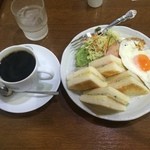 ディアーズ - ハムトースト　＋目玉焼き（50円）