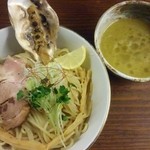 貝ガラ屋 - 濃厚牡蠣つけ麺は現在８００円。相変わらずの逸品。オープン当初に比べつけ汁のとろみが強く、その分、麺への絡みも良くなったよーな？この先もこのつけ麺で行くそうです(^-^)。