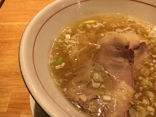 松の樹 - 塩醤油のスープはとても優して滋味溢れる〜(*^_^*)