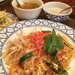 Kuruntepu Tsu - パッタイ大好き♡
                        
                        ルミネTheよしもとの観覧後、お腹が減ったのでタイ料理店でランチ。
                        
                        お得なランチセットは、メインにタイの定番料理を選び、そこにサラダとトムヤムクンスープ、タピオカココナッツミルクが付きます。
                        
                        散々迷って、大好きなパッタイをチョイス。米粉で出来た太めの麺はモッチモチで、ナムプラーやトッピングのピーナッツ効果で甘めで少しスパイシーなお味。一緒に炒めた野菜や卵が全体をまとめていて