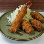 とんかつ美よし - 海老＆カキフライ定食　860円。ぷりぷりの海老フライと臭みのないサクサクの牡蠣フライトのコラボです。（注文時は、海老、牡蠣それぞれの個数を申し出てください。）