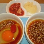 石頭楼 本店 - 卵汁かポン酢で頂きます❤
                                薬味は腐乳とにんにく❤
                                ヾ(´∀`ヾ)