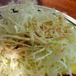 洋食エリーゼ - キャベツにはオリジナルドレッシングをかけて