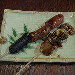 沖縄料理 サスケ - ミミガー串焼き２００円、沖縄ウンナー串焼き３００円